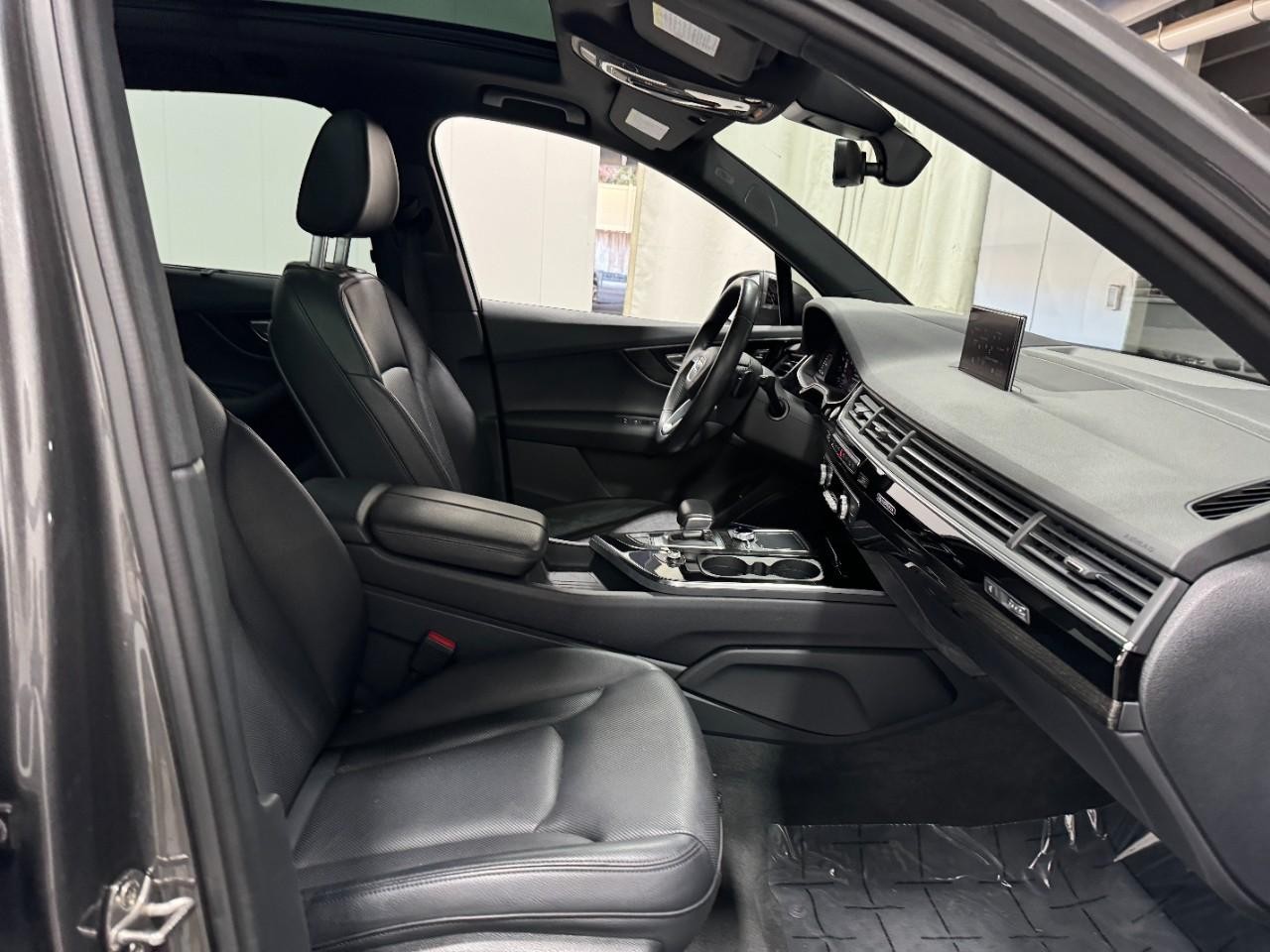 Audi Q7 Vehicle Full-screen Gallery Image 19