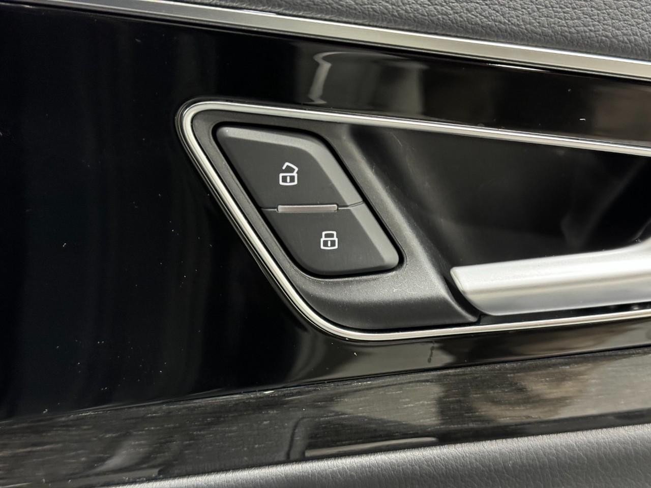 Audi Q7 Vehicle Full-screen Gallery Image 22