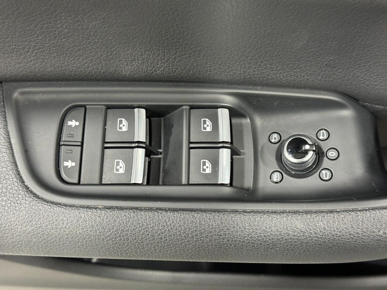 Audi Q7 Vehicle Full-screen Gallery Image 25