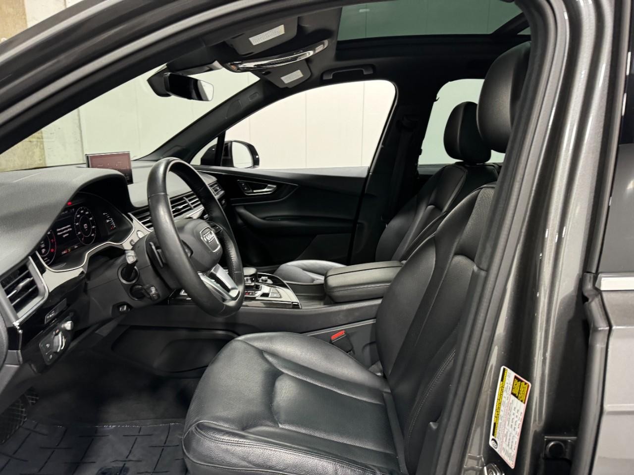 Audi Q7 Vehicle Full-screen Gallery Image 28