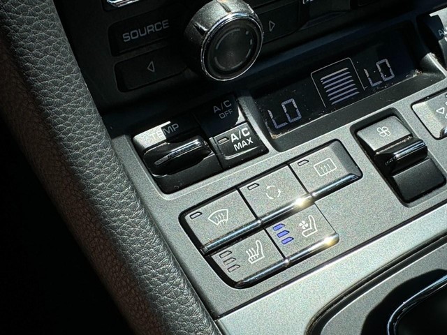 Mazda Protege Vehicle Full-screen Gallery Image 26