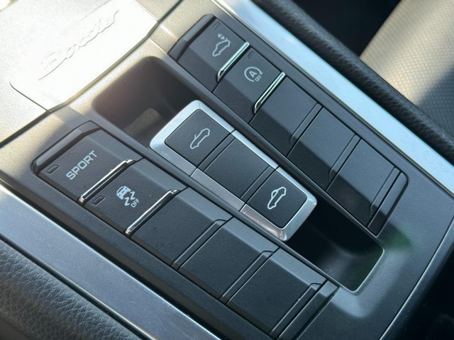 Mazda Protege Vehicle Full-screen Gallery Image 28