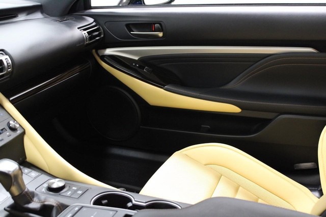 Lexus RC Vehicle Full-screen Gallery Image 15