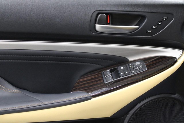 Lexus RC Vehicle Full-screen Gallery Image 27