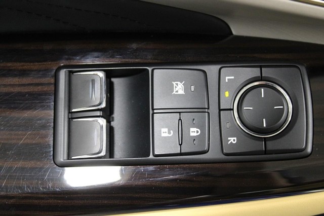Lexus RC Vehicle Full-screen Gallery Image 29