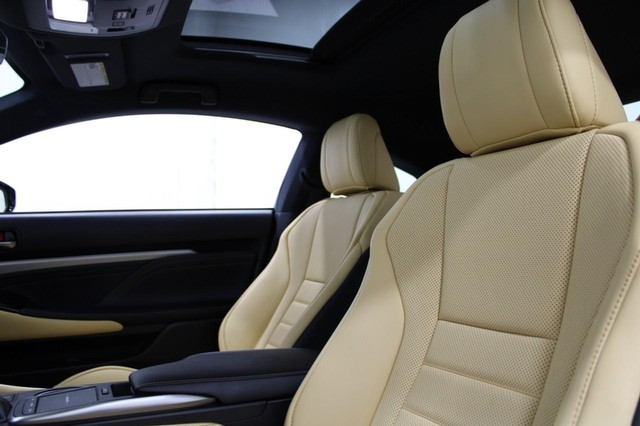 Lexus RC Vehicle Full-screen Gallery Image 31