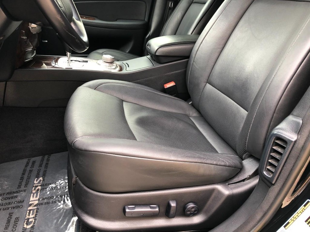 Audi A4 Sedan Vehicle Full-screen Gallery Image 04
