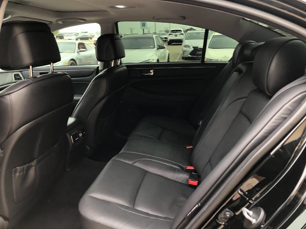 Audi A4 Sedan Vehicle Full-screen Gallery Image 05