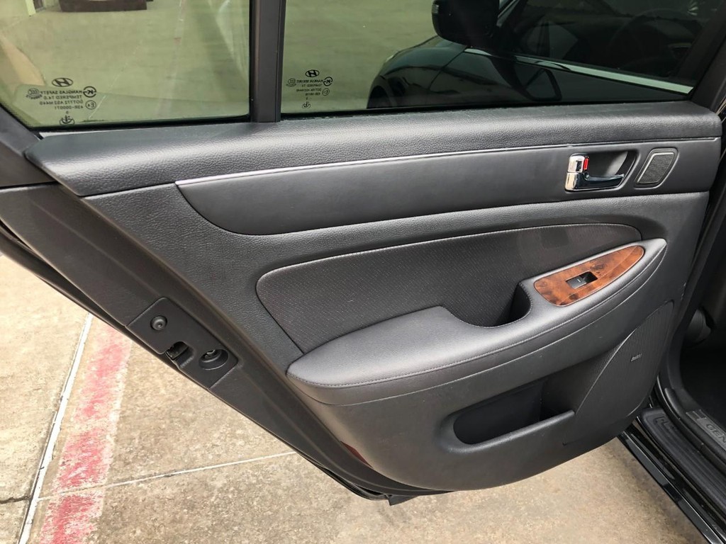 Audi A4 Sedan Vehicle Full-screen Gallery Image 06