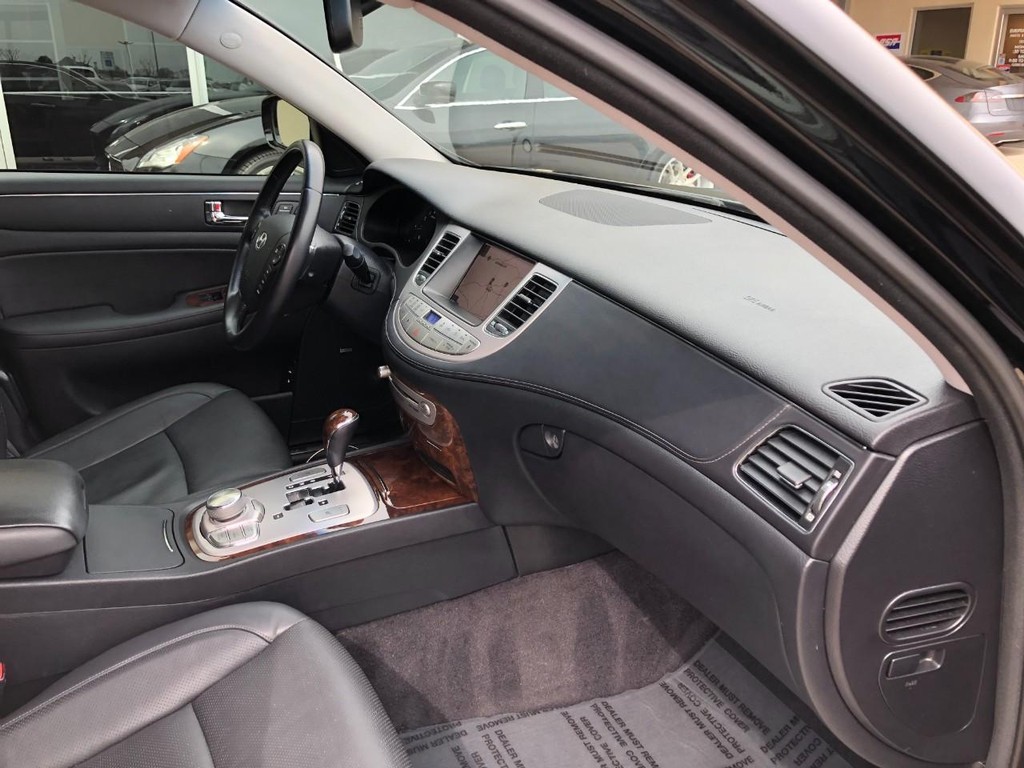 Audi A4 Sedan Vehicle Full-screen Gallery Image 11