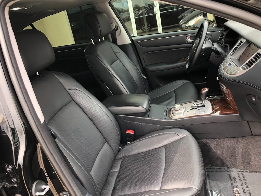 Audi A4 Sedan Vehicle Full-screen Gallery Image 12