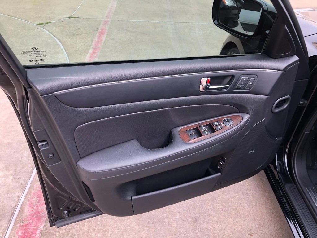 Audi A4 Sedan Vehicle Full-screen Gallery Image 16