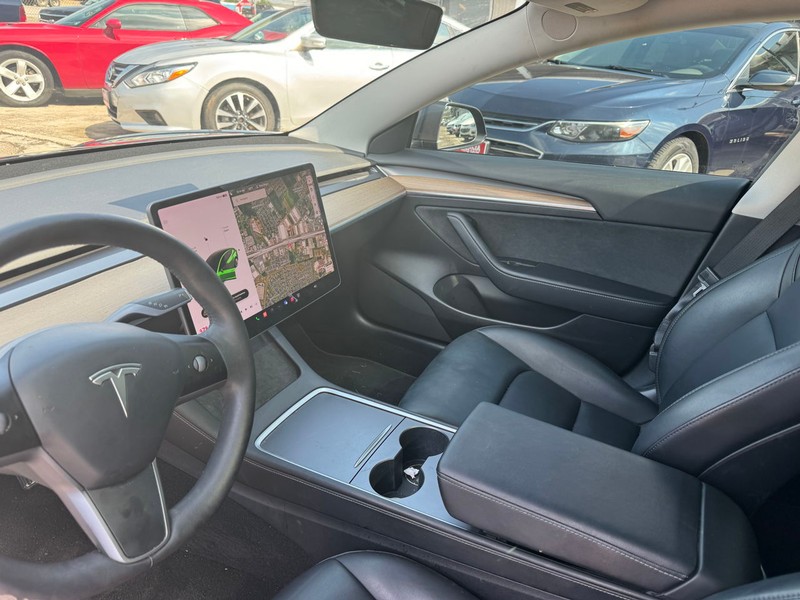Tesla Model 3 Vehicle Full-screen Gallery Image 05