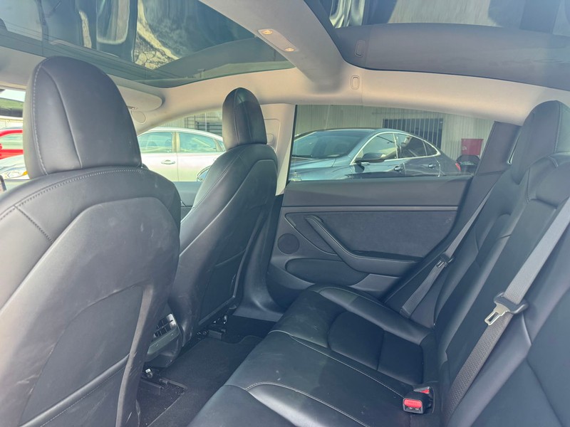 Tesla Model 3 Vehicle Full-screen Gallery Image 06