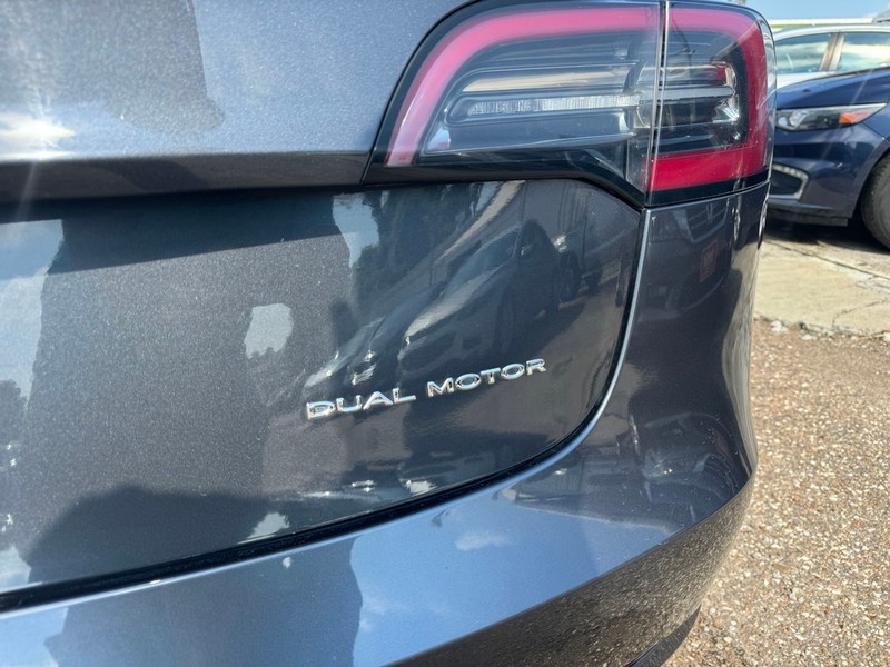Tesla Model 3 Vehicle Full-screen Gallery Image 08