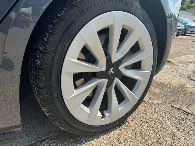 Tesla Model 3 Vehicle Full-screen Gallery Image 09