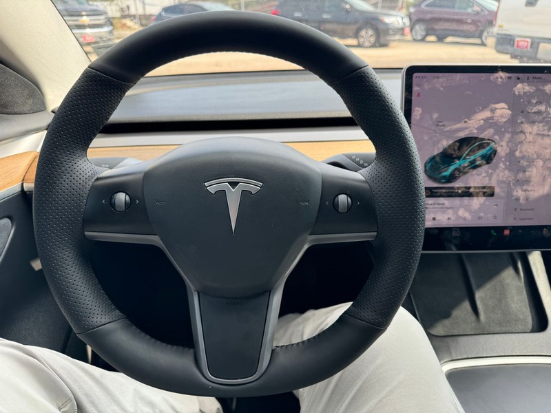 Tesla Model 3 Vehicle Full-screen Gallery Image 12