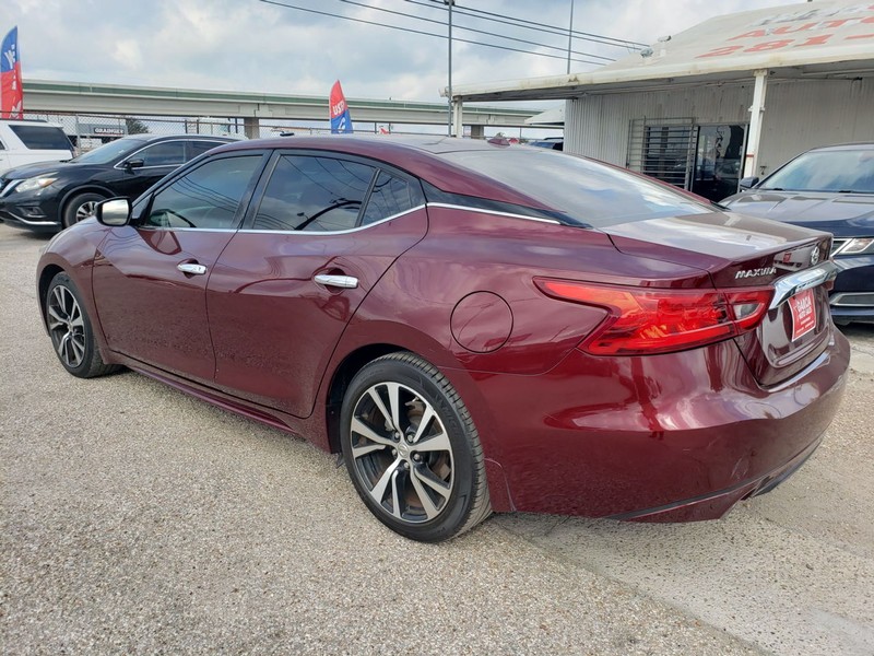 Nissan Maxima Vehicle Full-screen Gallery Image 02