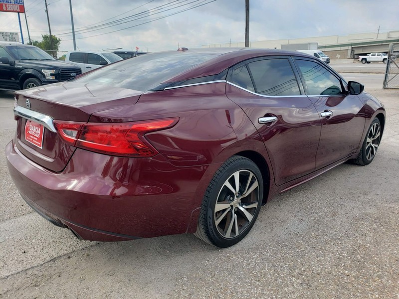 Nissan Maxima Vehicle Full-screen Gallery Image 04