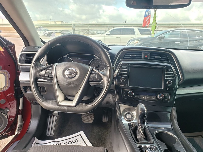Nissan Maxima Vehicle Full-screen Gallery Image 05