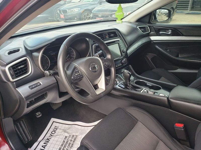 Nissan Maxima Vehicle Full-screen Gallery Image 06