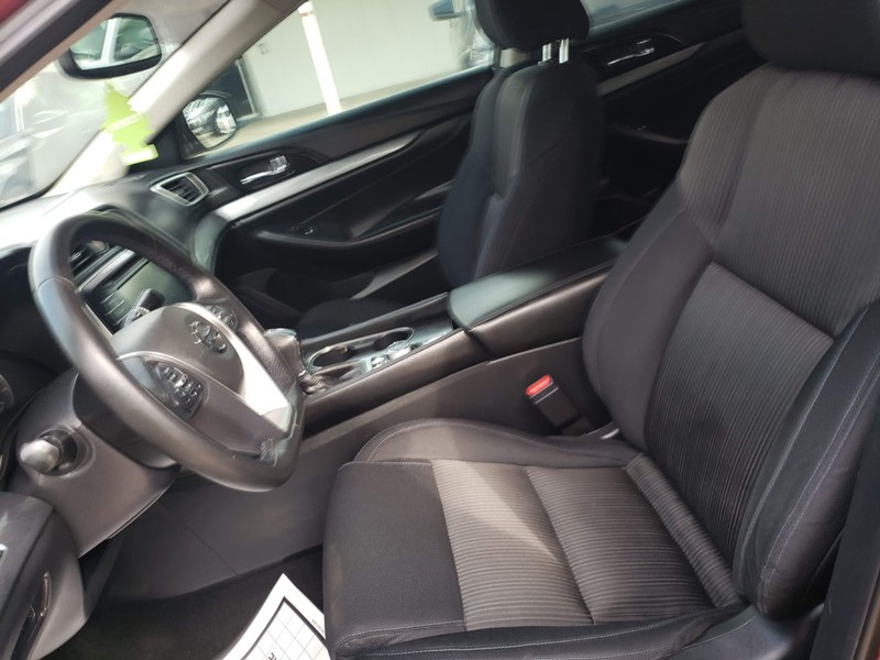 Nissan Maxima Vehicle Full-screen Gallery Image 07