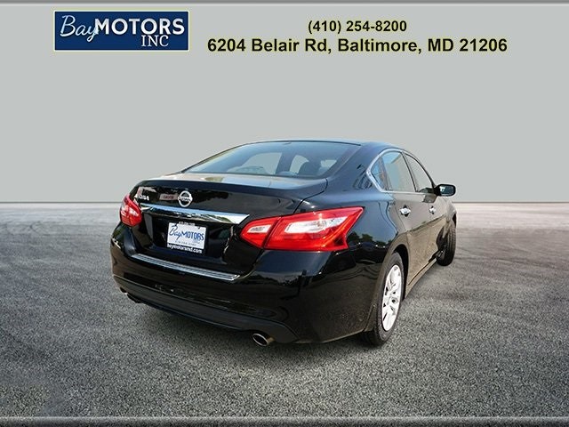 Nissan Altima Vehicle Full-screen Gallery Image 4
