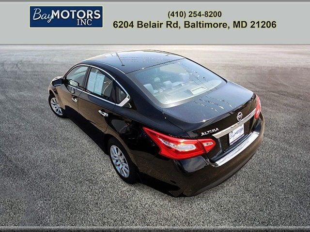 Nissan Altima Vehicle Full-screen Gallery Image 5
