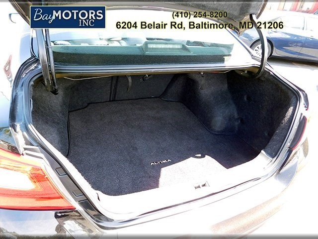 Nissan Altima Vehicle Full-screen Gallery Image 6