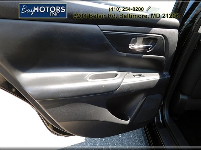Nissan Altima Vehicle Full-screen Gallery Image 8