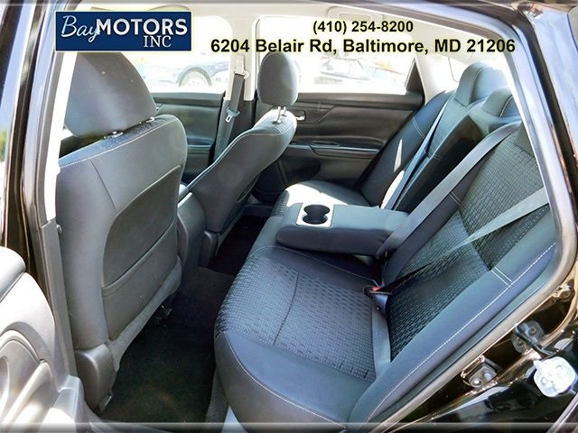 Nissan Altima Vehicle Full-screen Gallery Image 9