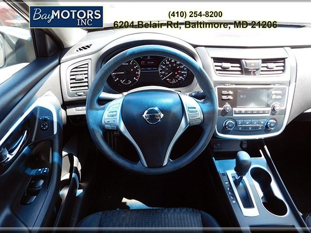 Nissan Altima Vehicle Full-screen Gallery Image 10