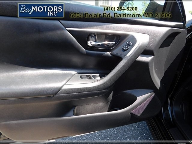 Nissan Altima Vehicle Full-screen Gallery Image 11