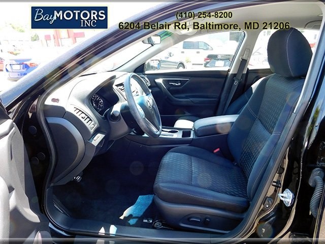 Nissan Altima Vehicle Full-screen Gallery Image 12