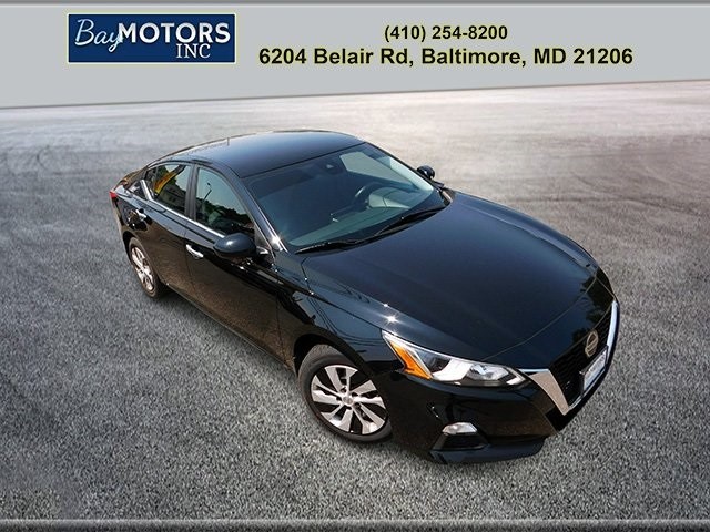 Nissan Altima Vehicle Full-screen Gallery Image 2