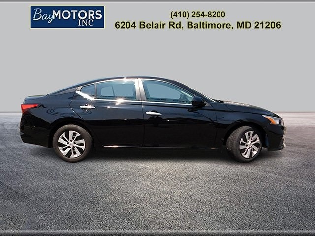 Nissan Altima Vehicle Full-screen Gallery Image 4