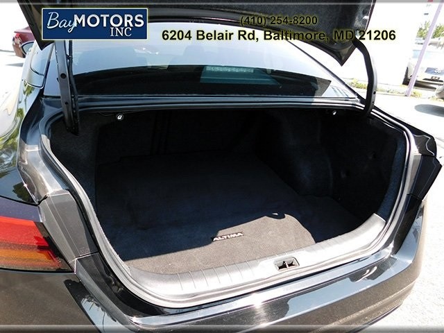 Nissan Altima Vehicle Full-screen Gallery Image 6