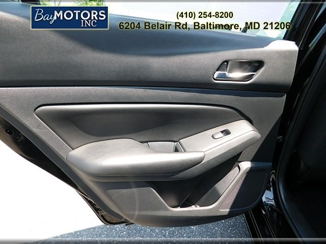 Nissan Altima Vehicle Full-screen Gallery Image 8