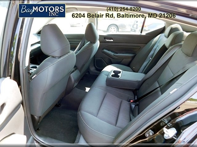 Nissan Altima Vehicle Full-screen Gallery Image 9