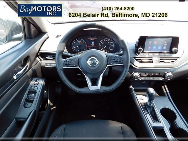 Nissan Altima Vehicle Full-screen Gallery Image 10