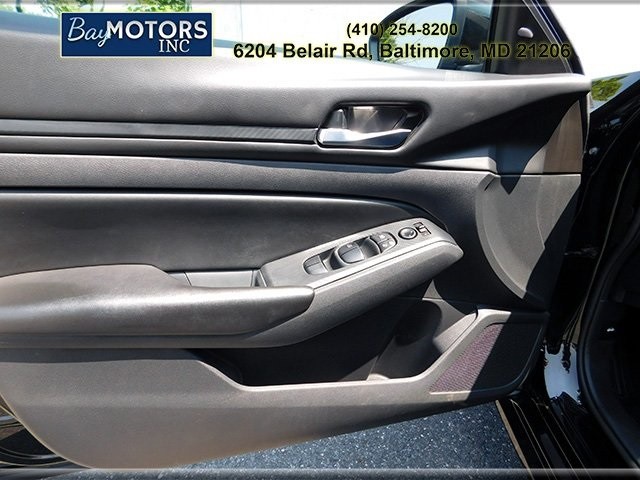 Nissan Altima Vehicle Full-screen Gallery Image 11