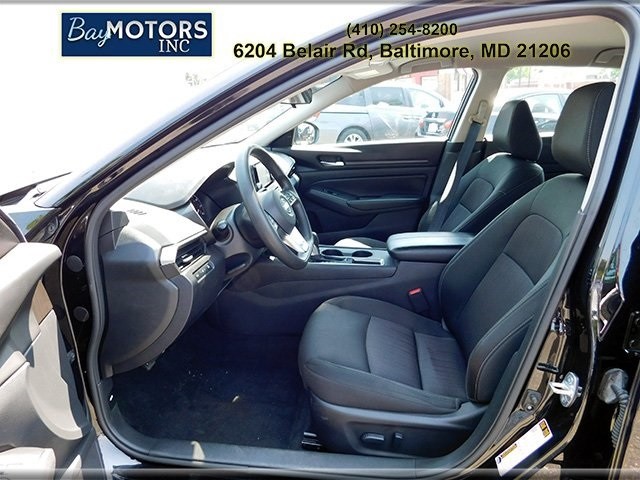 Nissan Altima Vehicle Full-screen Gallery Image 12