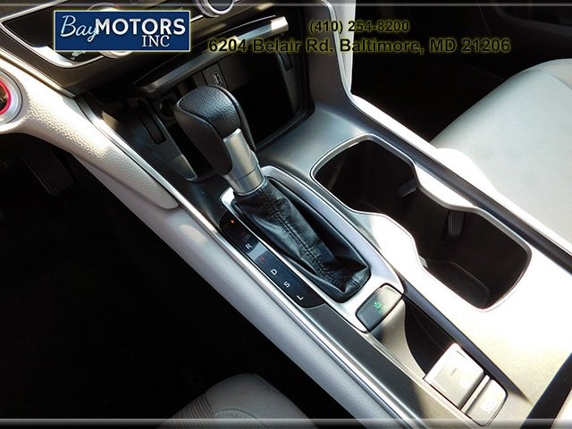 Honda Accord Sedan Vehicle Full-screen Gallery Image 17