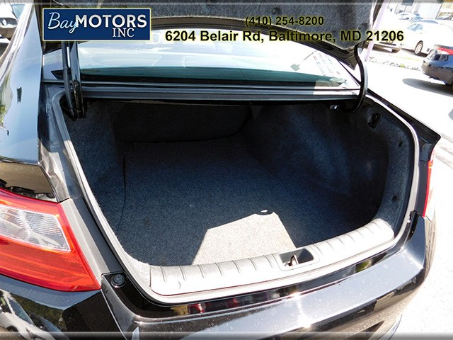 Honda Accord Coupe Vehicle Full-screen Gallery Image 6