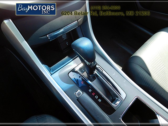 Honda Accord Coupe Vehicle Full-screen Gallery Image 13