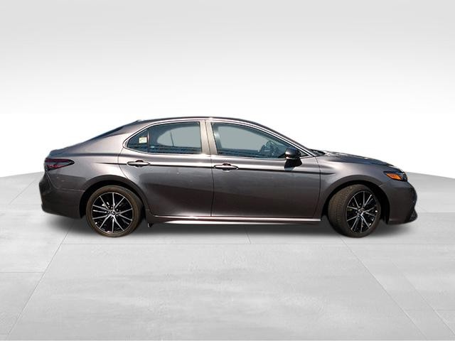 Toyota Camry Vehicle Full-screen Gallery Image 4