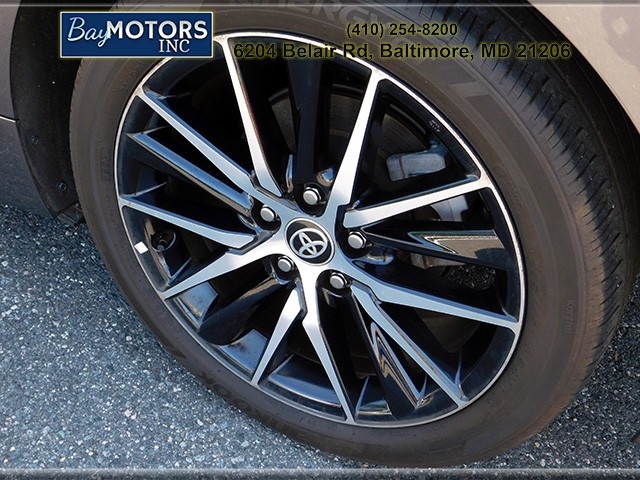 Toyota Camry Vehicle Full-screen Gallery Image 6