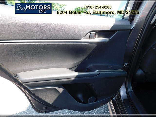 Toyota Camry Vehicle Full-screen Gallery Image 8