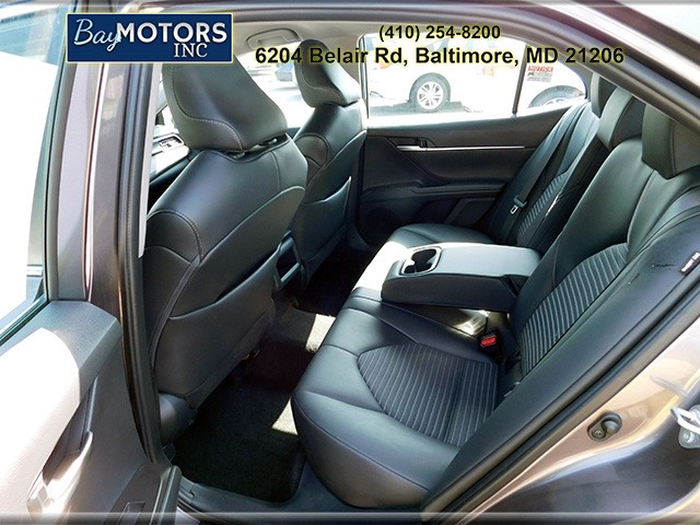 Toyota Camry Vehicle Full-screen Gallery Image 9