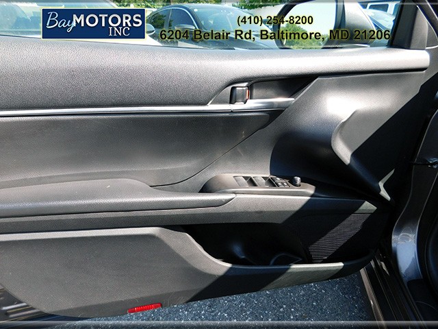Toyota Camry Vehicle Full-screen Gallery Image 11